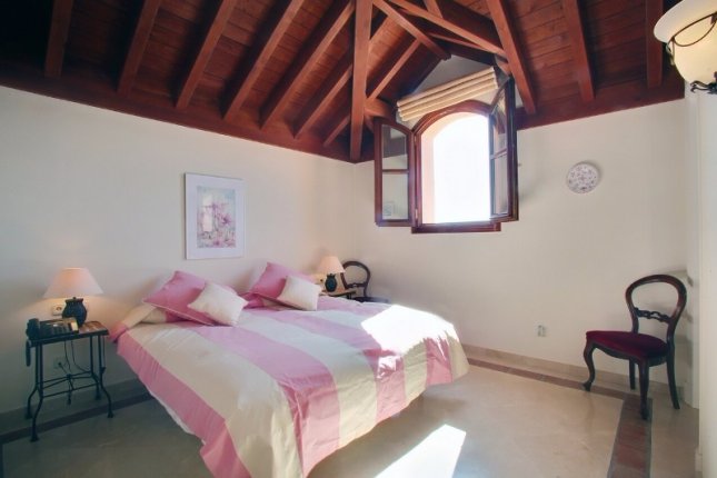 12_guest_bedroom_suite