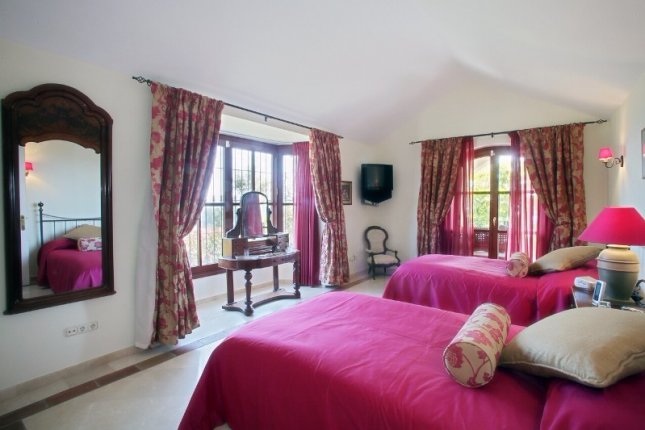 11_master_bedroom