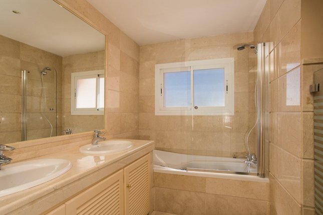 16_guest_bathroom