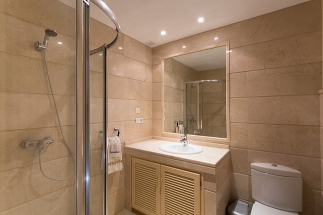 11_guest_bathroom