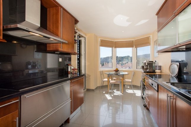 14_fully_fitted_kitchen