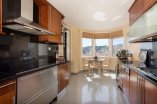 14_fully_fitted_kitchen
