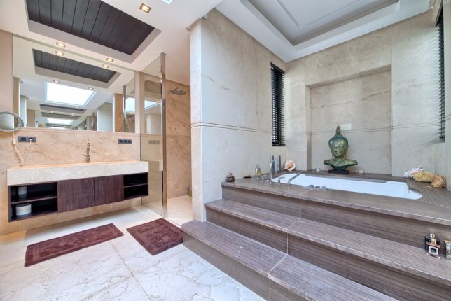 29_master_bathroom