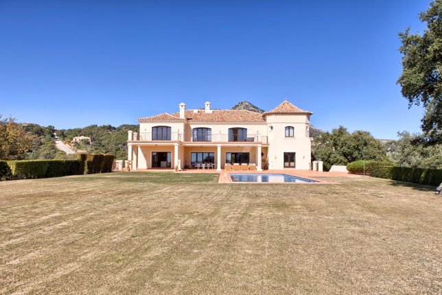 10_garden_and_pool