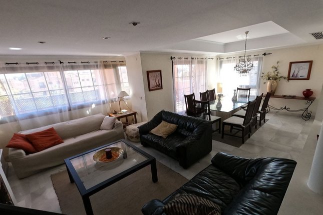 Duplex Penthouse in beachside complex, New Golden Mile