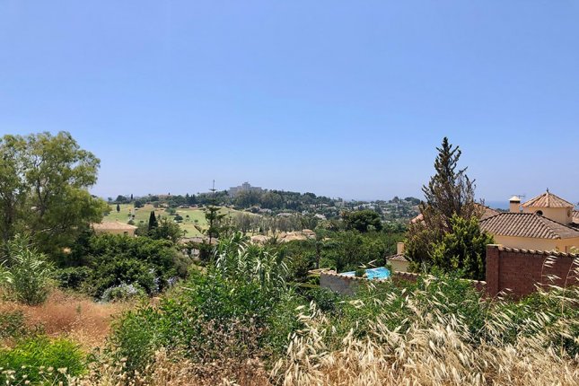 Plot in El Paraiso, Estepona
