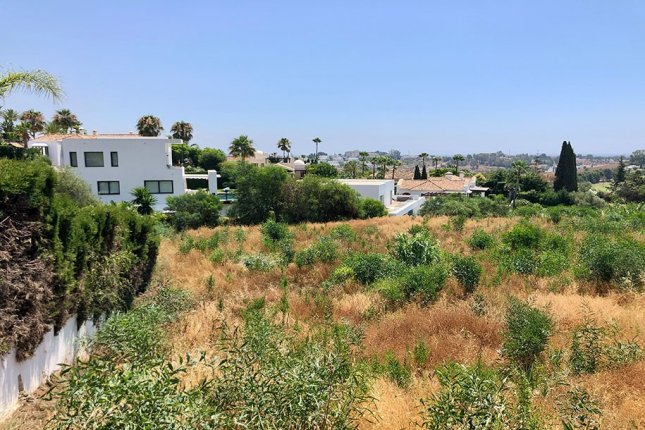 Plot in El Paraiso, Estepona