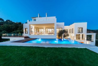 Contemporary villa with panoramic views in Los Monteros, Marbella