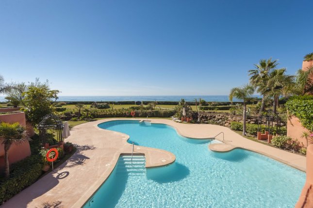Новые апартаменты на первой линии пляжа в Los Monteros