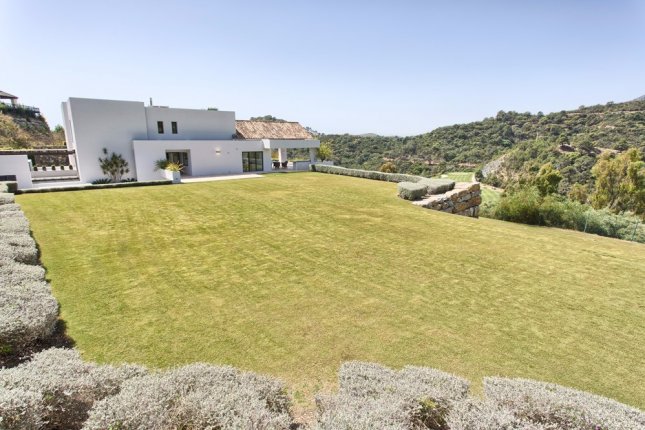 4_garden_and_villa