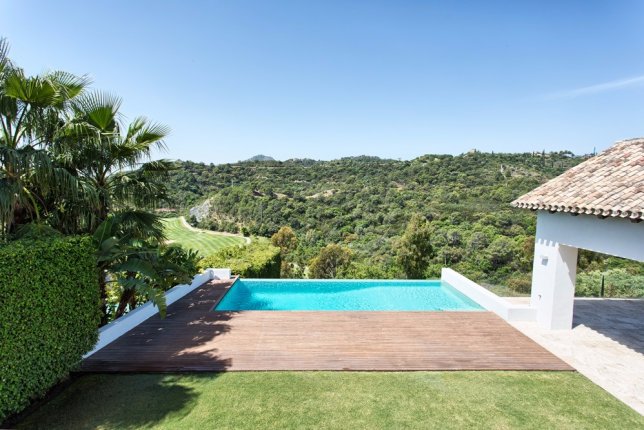 6_garden_and_pool