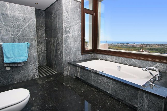 Villa with spectacular views to the Mediterranean in Benahavis