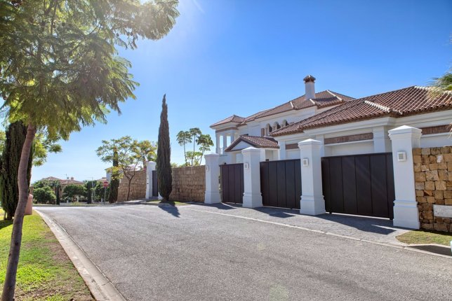 Villa with spectacular views to the Mediterranean in Benahavis