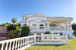 Вилла с восхитительными интерьером и видами на море 24
