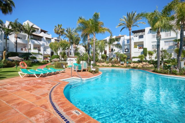Fully redesigned and renovated 2 bedroom apartment in urb. Costalita