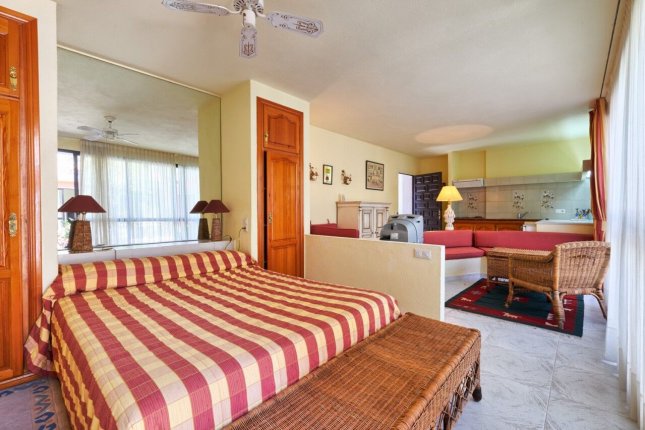 House with an additional 9 studios, Golden Mile