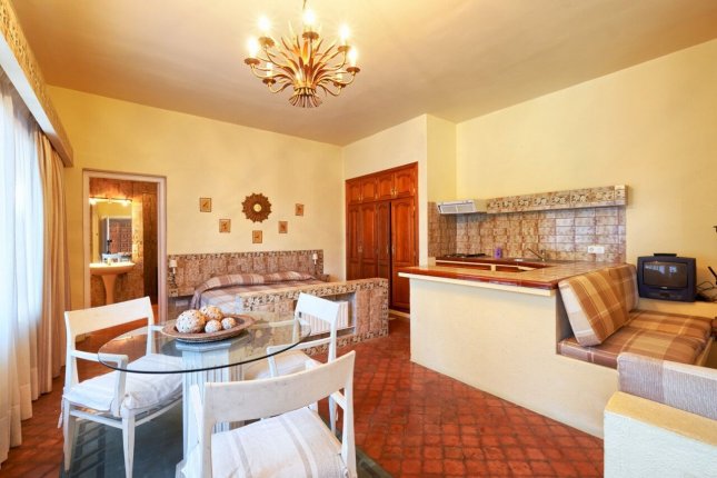 House with an additional 9 studios, Golden Mile