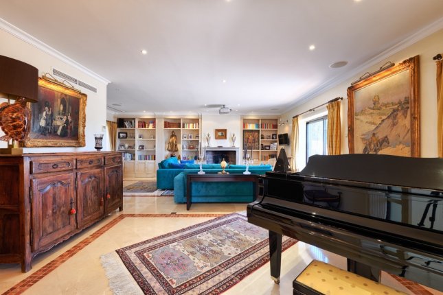 House with an additional 9 studios, Golden Mile