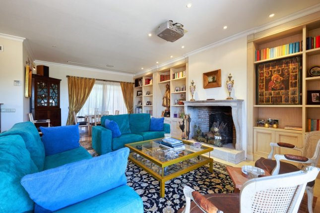 House with an additional 9 studios, Golden Mile
