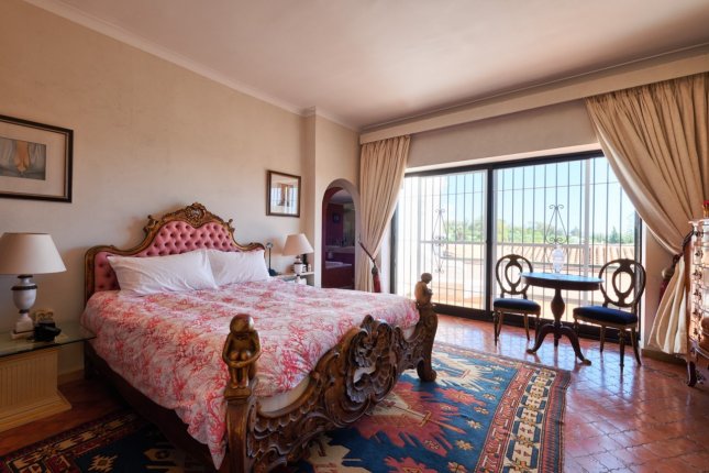 House with an additional 9 studios, Golden Mile