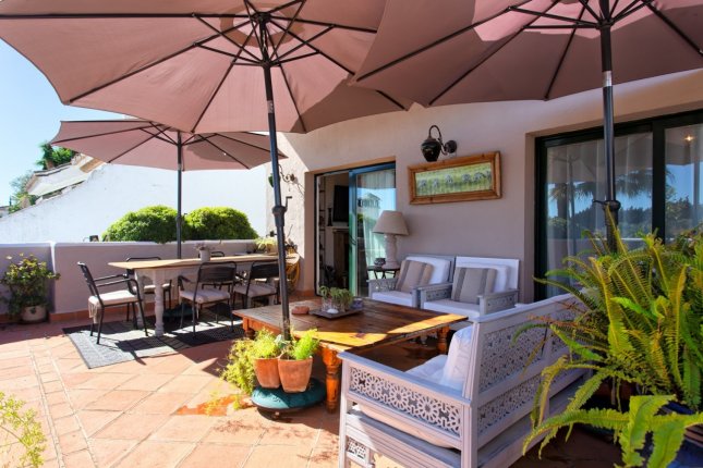 Nicely presented duplex penthouse walking distance to Puerto Banus