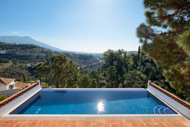 Beautiful, classic villa built to the highest standards!
