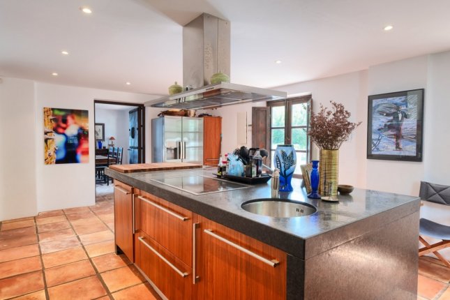 Beautiful, classic villa built to the highest standards!