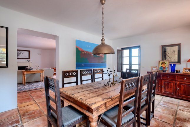 Beautiful, classic villa built to the highest standards!