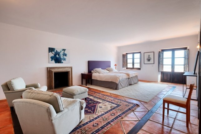 Beautiful, classic villa built to the highest standards!