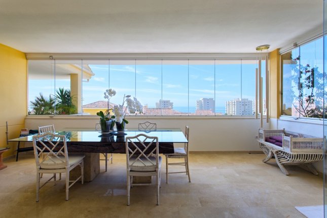 Spacious duplex penthouse with views to the sea and the port
