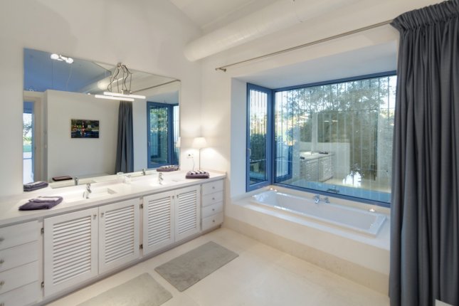 Роскошная вилла на двойном участке с панорамным видом на Средиземное море и горы
