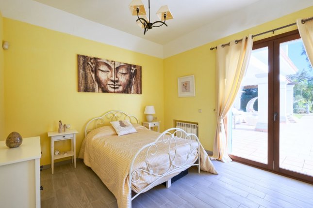 Уютная вилла в жилом районе Сотогранде Коста