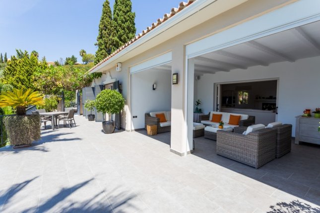 Villa on a large plot with mature gardens