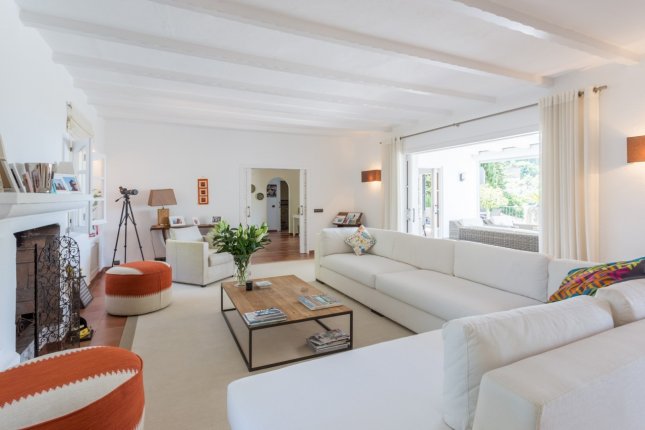 Villa on a large plot with mature gardens