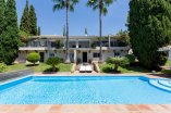 Вилла на большом участке с зрелыми садами