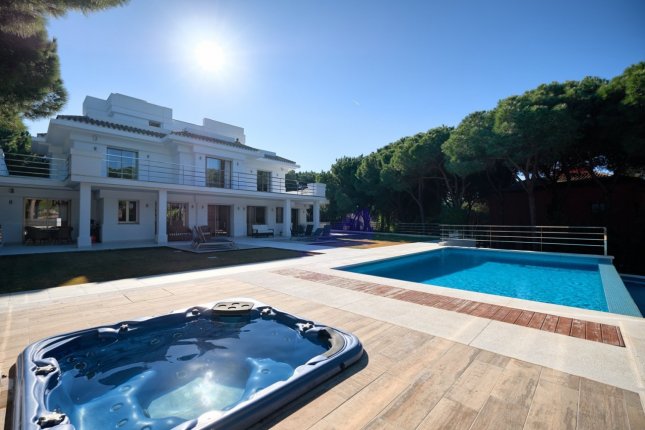 Высококачественная, просторная новая вилла, готовая к заселению