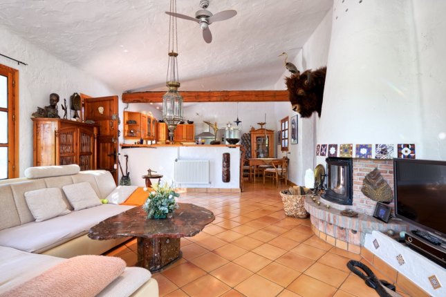 Country estate with private pool located at the foot of the mountain