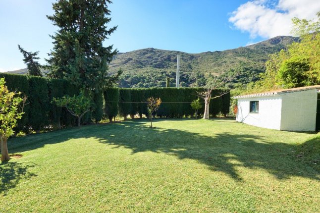 Country estate located5