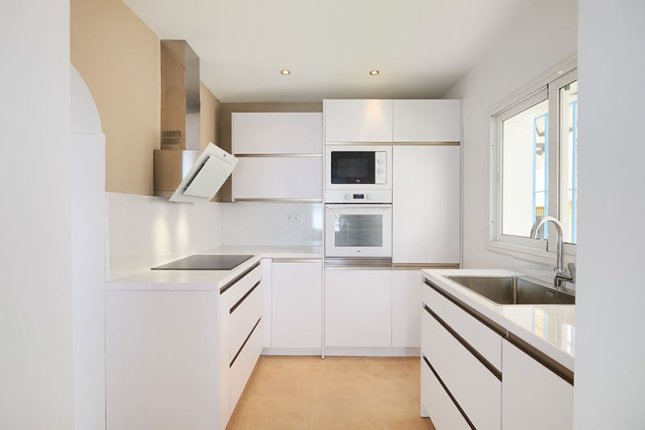 Beautiful and cozy town house on the first coastline, in the Golden Mile, Estepona